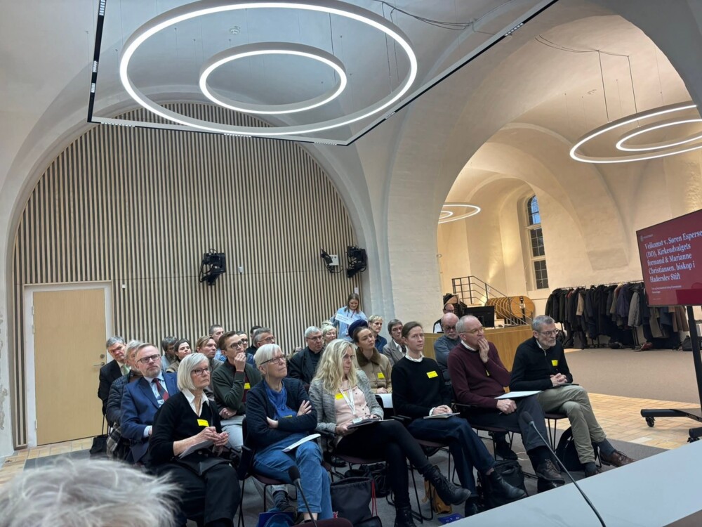 fra høring, lyttende